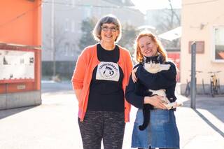 Gudrun Haller und Daniela Katzensteiner mit Volkshauskater Lenny (c) Alisa Vengerova.jpg