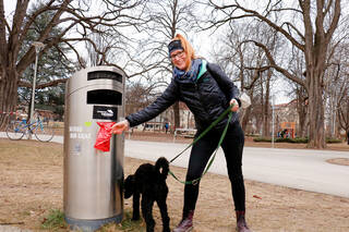 Dani Katzensteiner mit Pudel Albert im Augarten(c)KPÖ Prassl.jpg